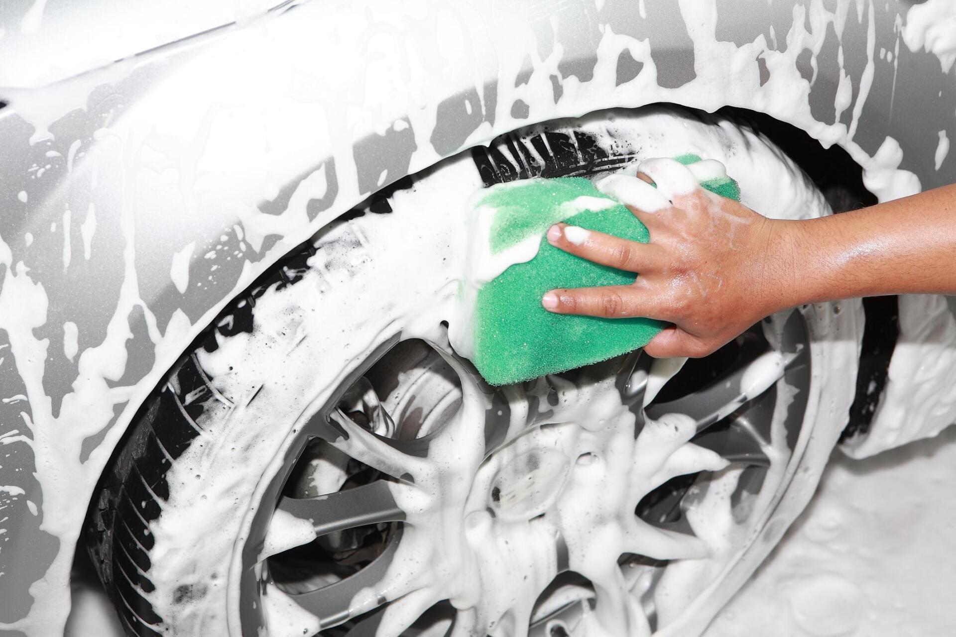 washing the wheels of the car