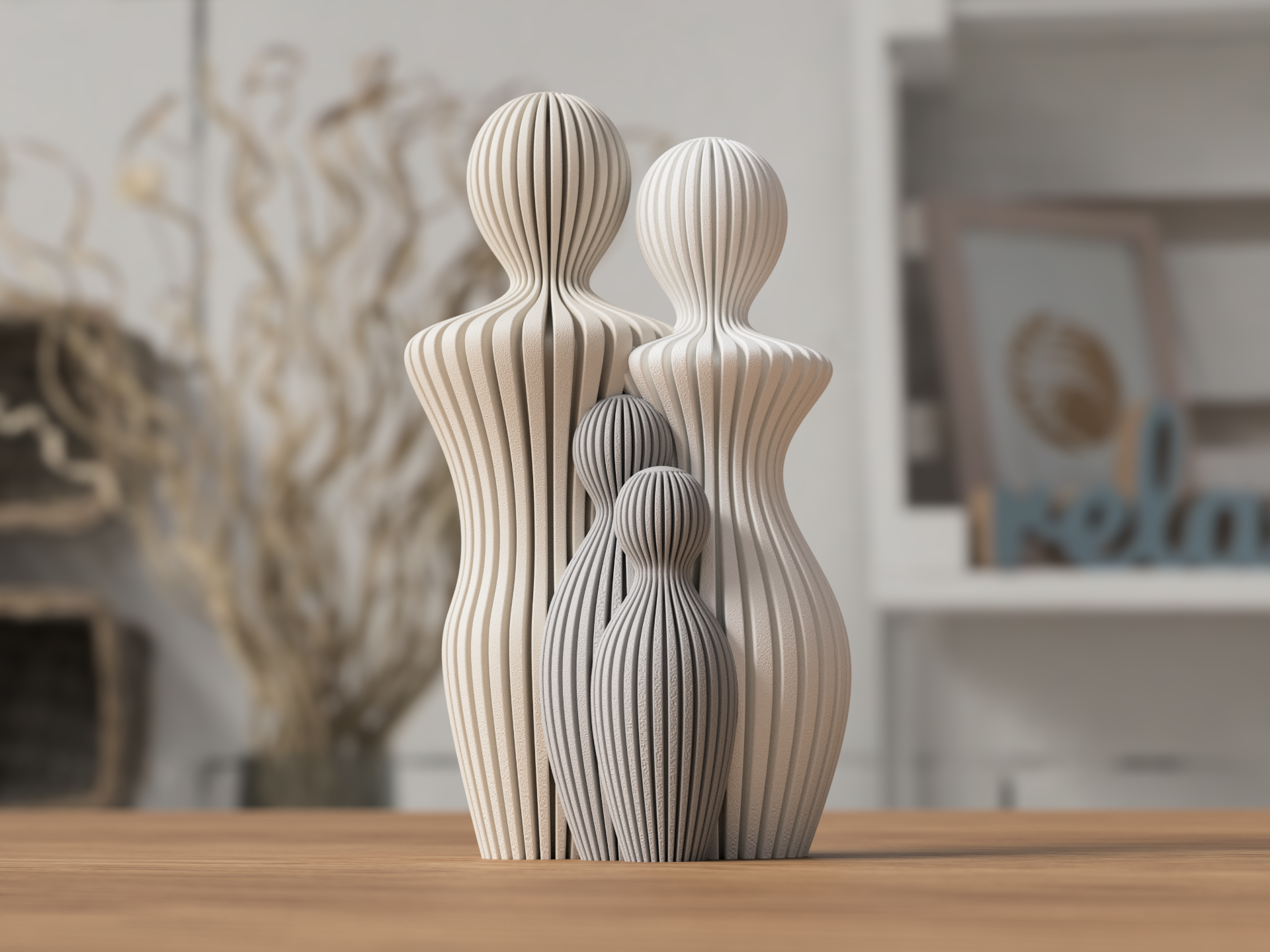 Rig-3d Een sculptuur van een gezin van vier personen, gemaakt van gelaagd, verticaal geplaatst, gebroken wit en grijs materiaal, op een houten tafel.