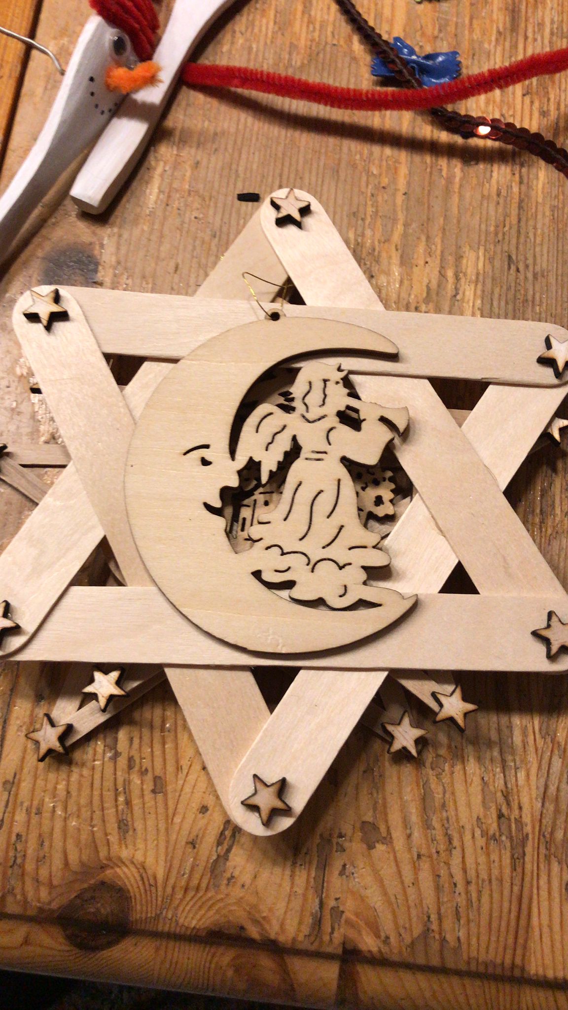 Houten Davidsterornament met halve maan en engeluitsparing.