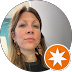Portrait circulaire d'une personne aux cheveux longs et aux boucles d'oreilles pendantes, chevauchant partiellement une icône en forme d'étoile orange.