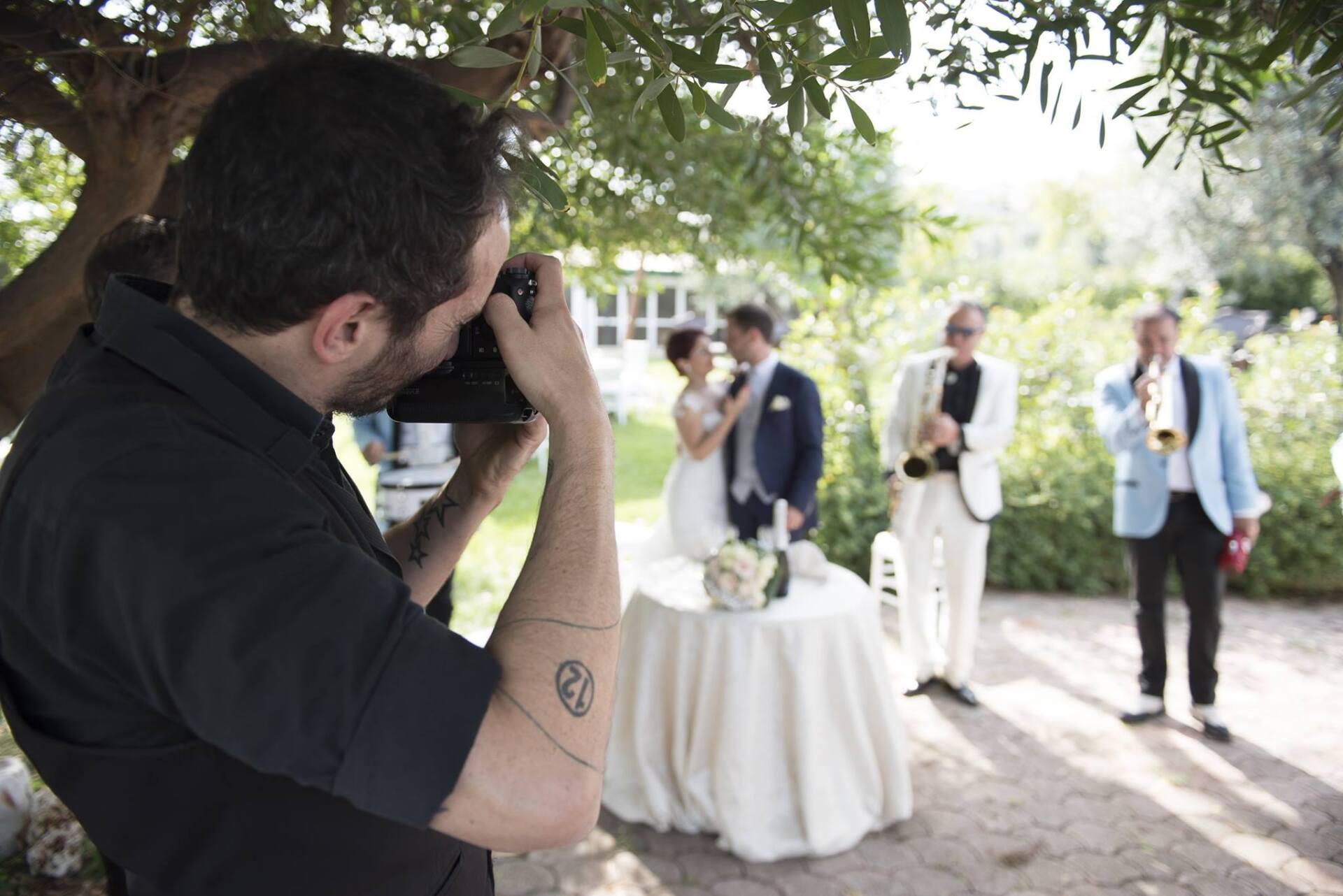 Un uomo sta scattando una foto agli sposi a un matrimonio.