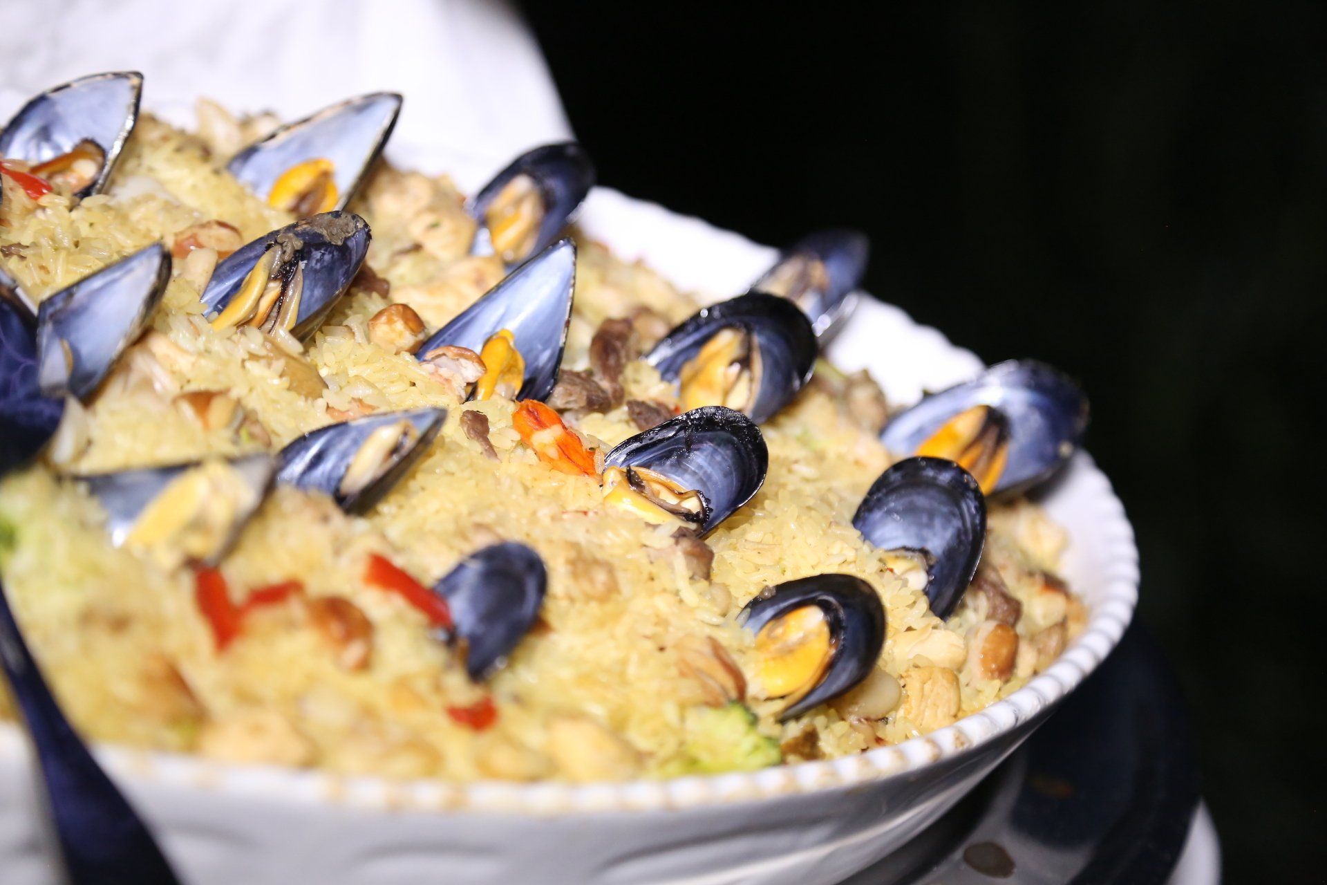 Piatto di frutti di mare con cozze, servito su un piatto da portata bianco.