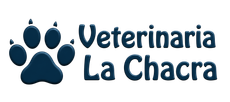 Logotipo de Veterinaria La Chacra con un icono de huella de pata azul y texto azul marino.