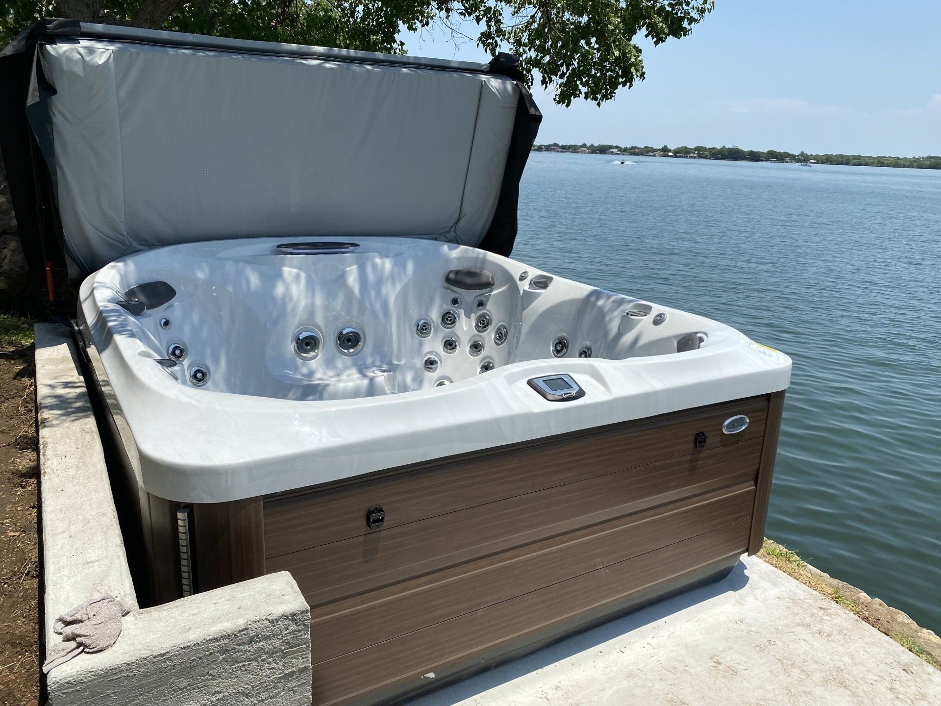jacuzzi hot tub