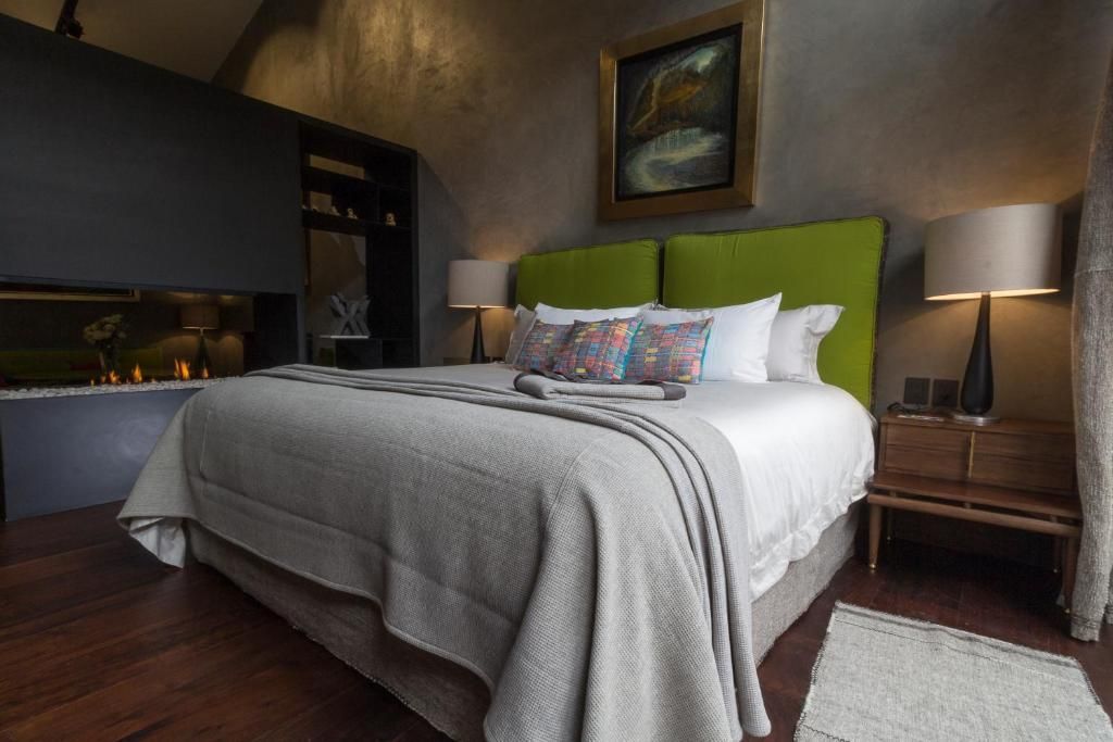 Un dormitorio con cama king size y chimenea.
