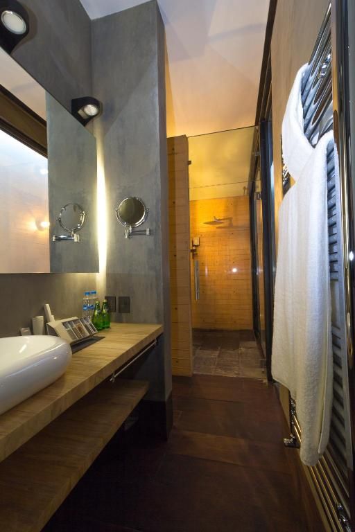 Un baño con lavabo, espejo y ducha.