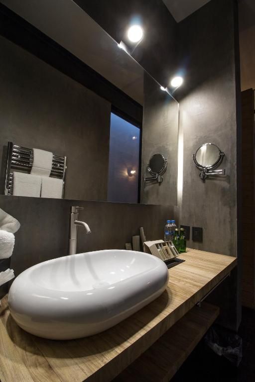 Un baño con lavabo y espejo.