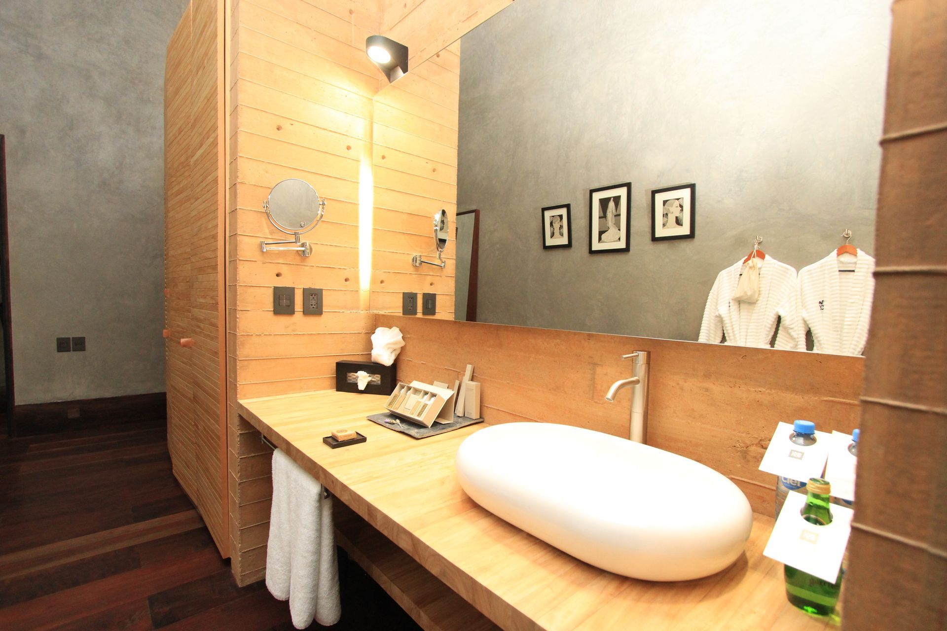 Un baño con lavabo y un espejo grande.