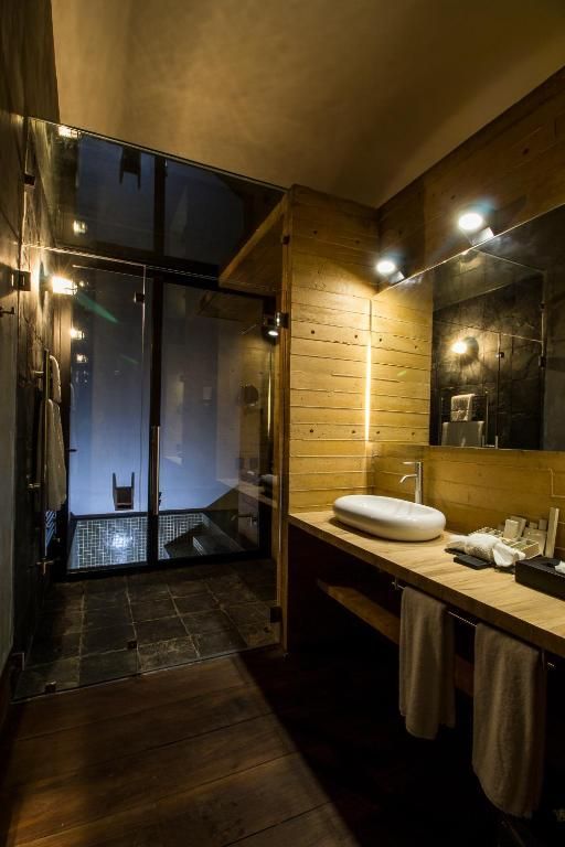 Un baño con lavabo y espejo.