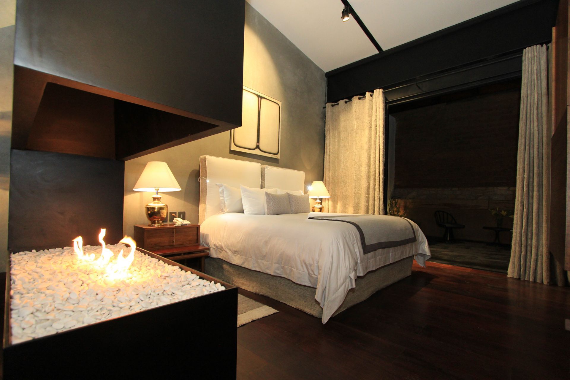 Un dormitorio con chimenea y una cama.