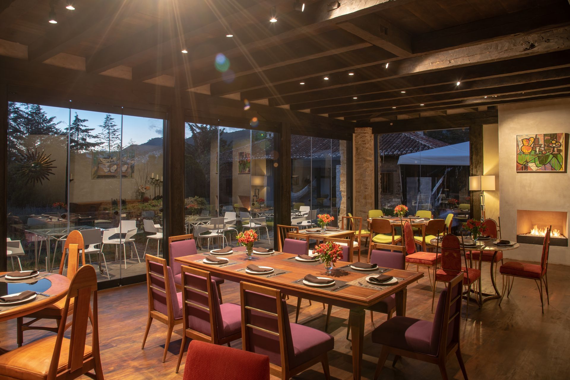 Un gran comedor con mesas y sillas y una chimenea.
