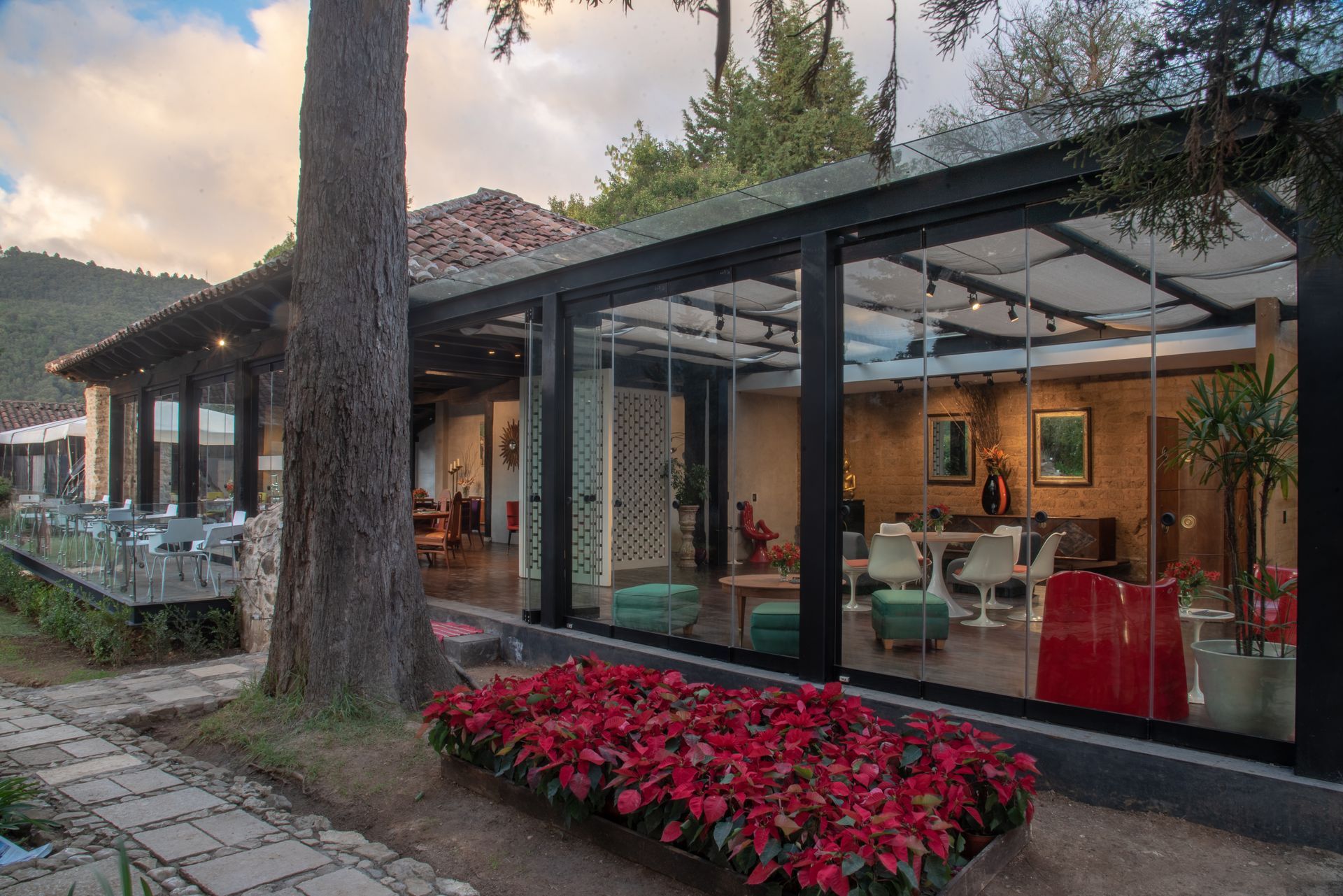 Una casa grande con muchas ventanas y flores en el frente.