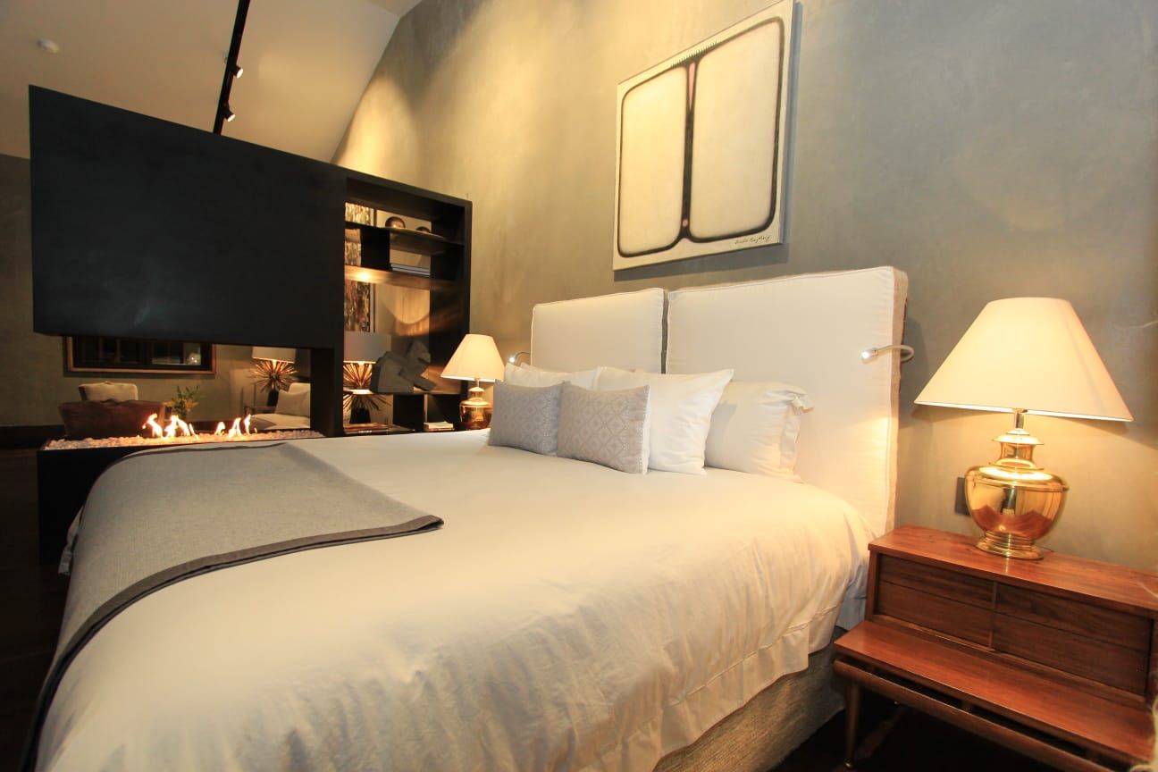 Un dormitorio con una cama king size y dos lámparas.