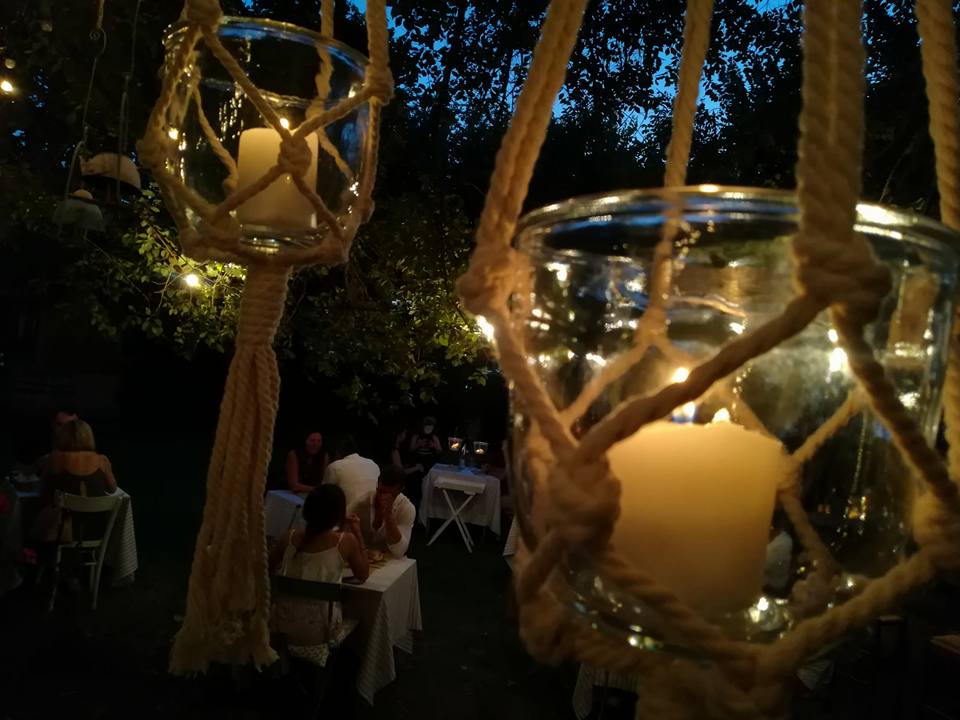 tavoli all'aperto
