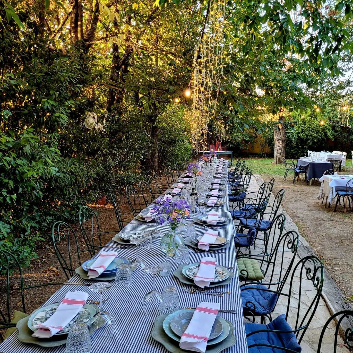 tavolo lungo per evento aziendale