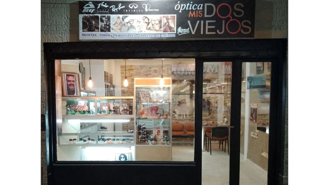 Fachada de la Óptica Mis Dos Viejos con gafas expuestas en el escaparate.