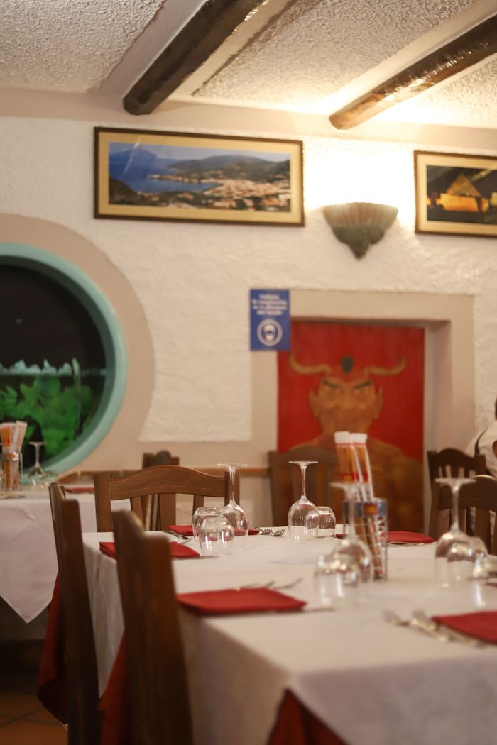 proprietaria del ristorante al bancone