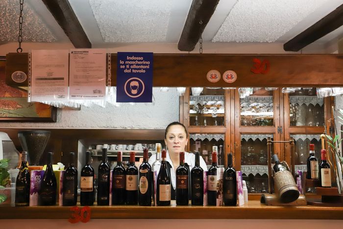 proprietaria del ristorante al bancone