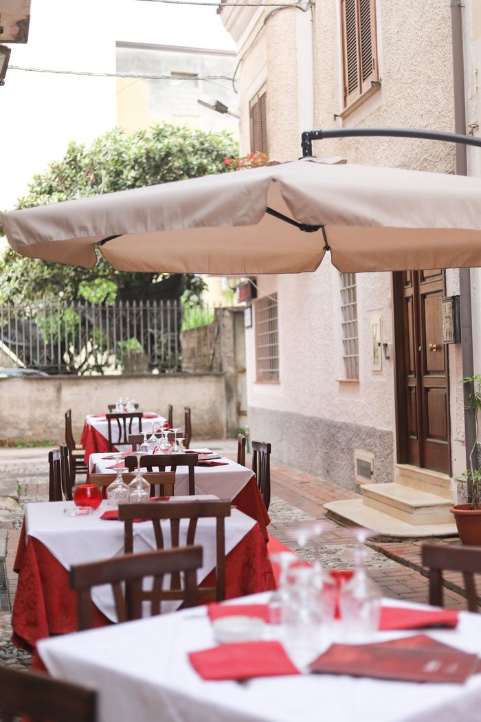 proprietaria del ristorante al bancone