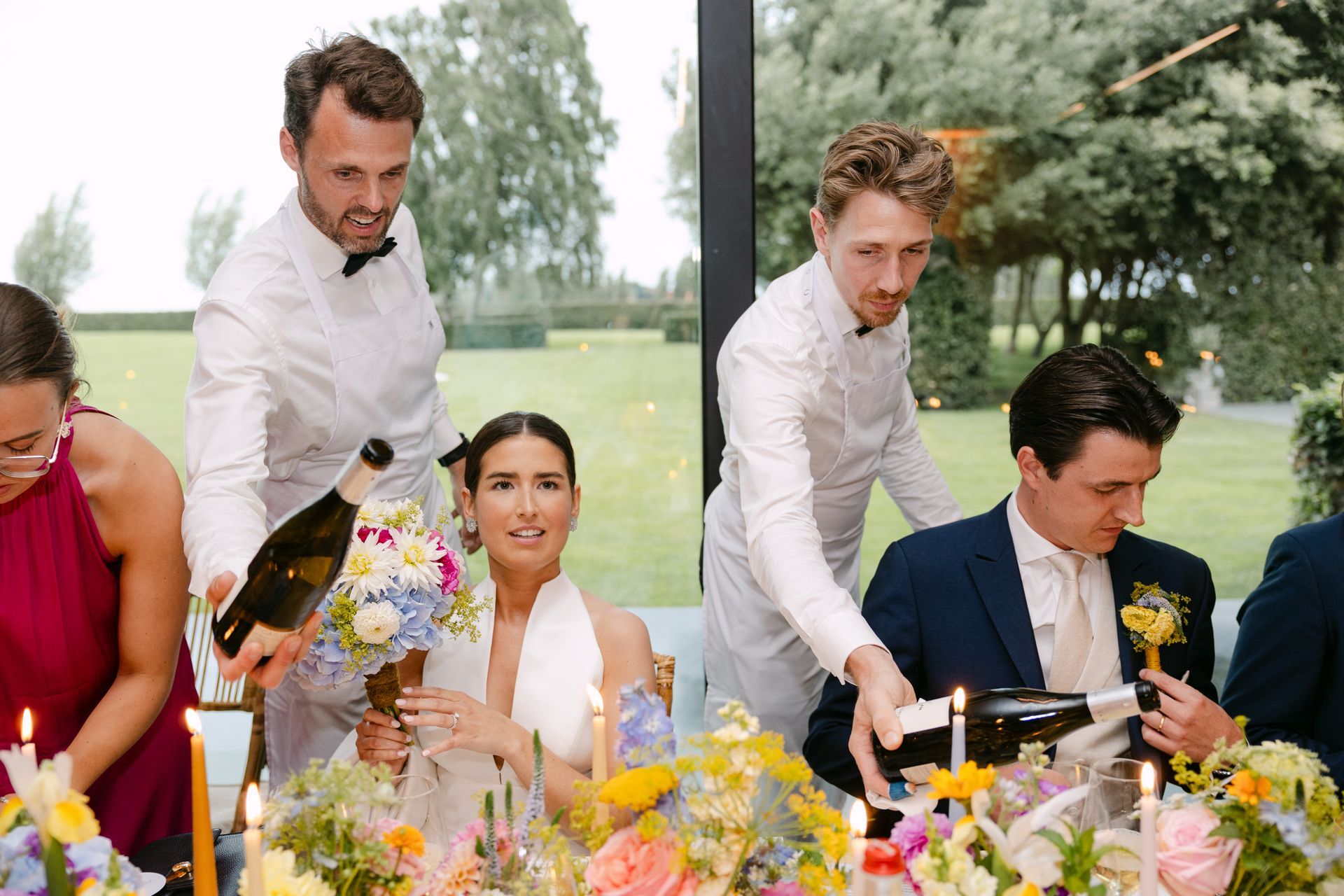 Maître Stijn en Frédéric die wijn aan het inschenken zijn op een catering van t' Hoornaerts