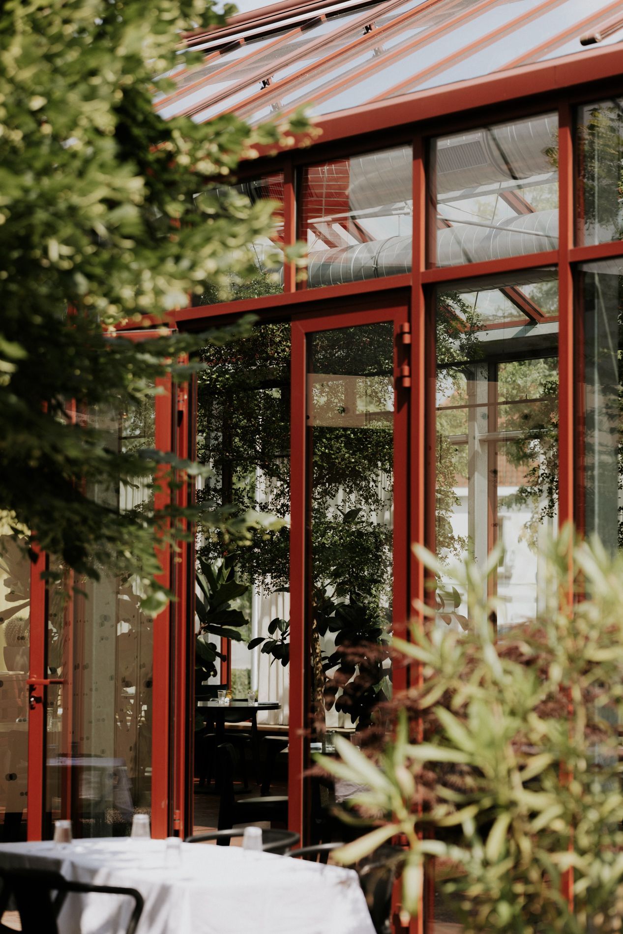 Vonk, onze gastrobar in een oxiderode serre die tegen de flanken van de feestzaal werd gebouwd.
