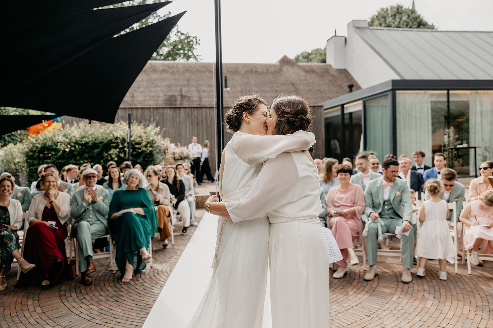 Een groep kinderen zit aan tafeltjes tijdens een lentefeest bij feestzaal t'Hoornaerts in Kachtem, Izegem.