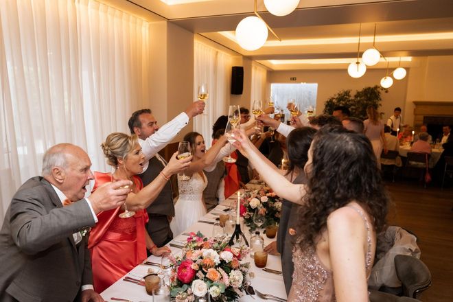 De toast op de eretafel tijdens een bruiloft bij feestzaal t'Hoornaerts. 
