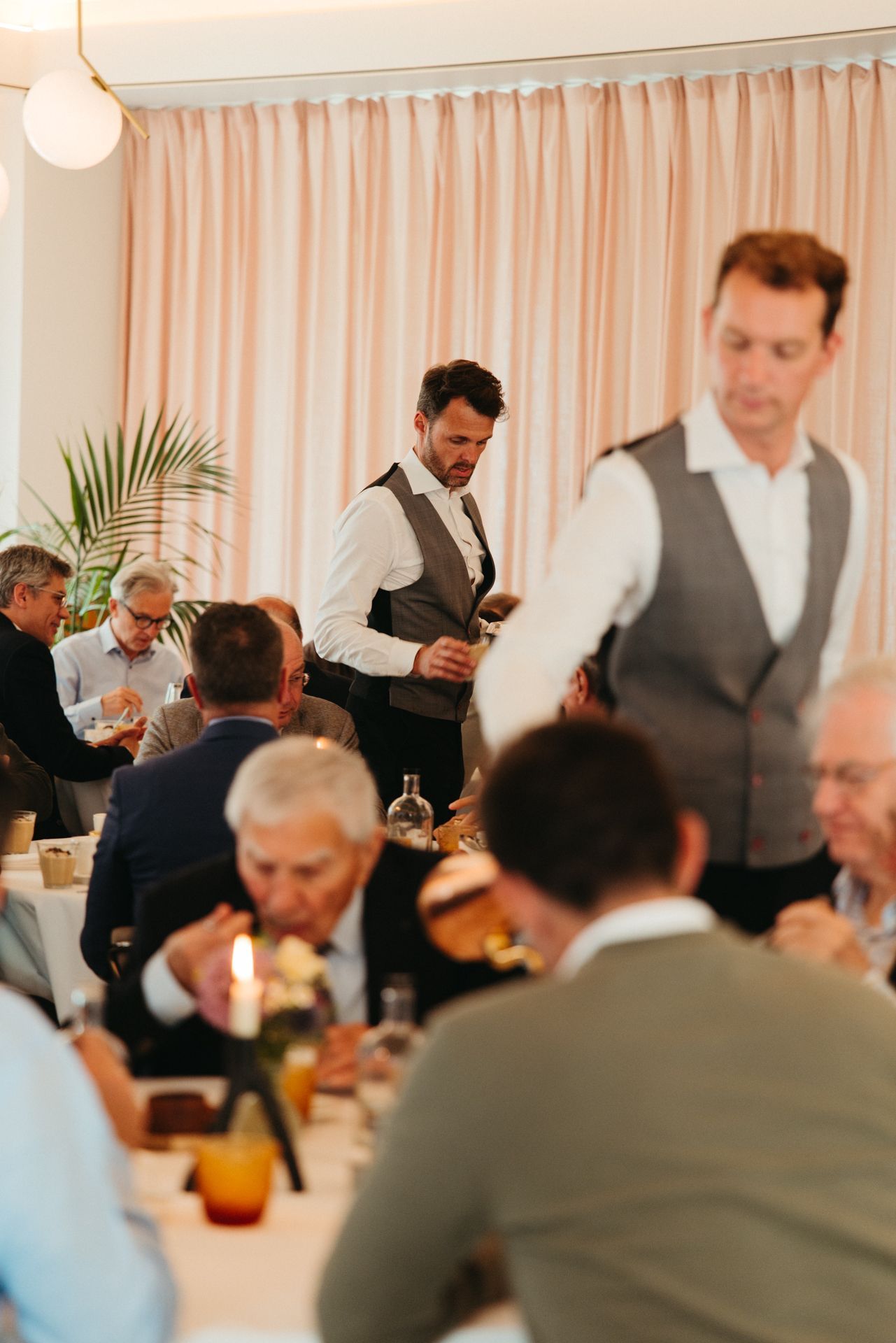 Stijn Hoornaert toast samen met bruid en bruidegom met champagne op hun huwelijksreceptie.