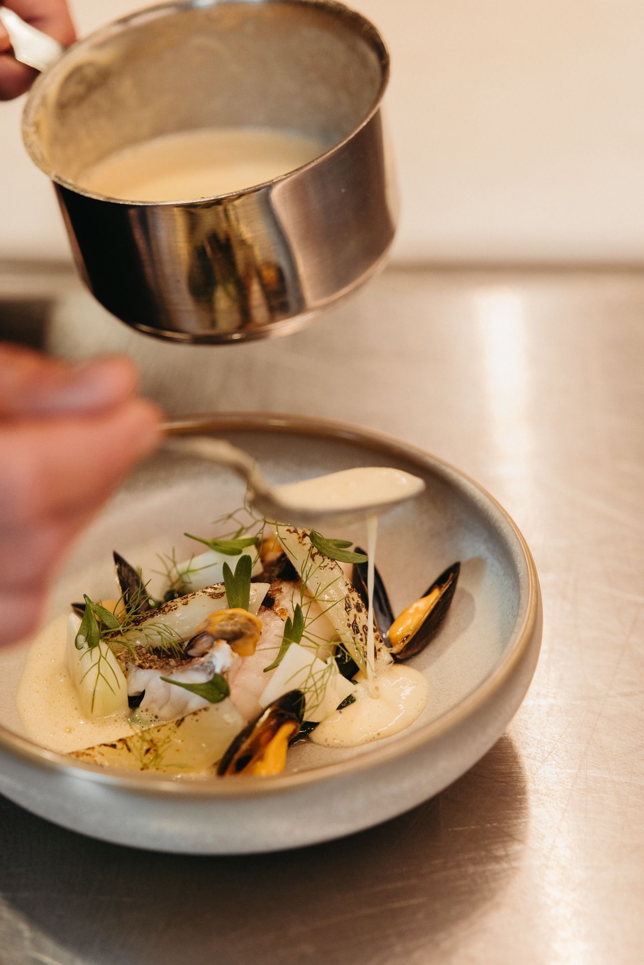 Iemand strooit zout op een dienblad met eten.
