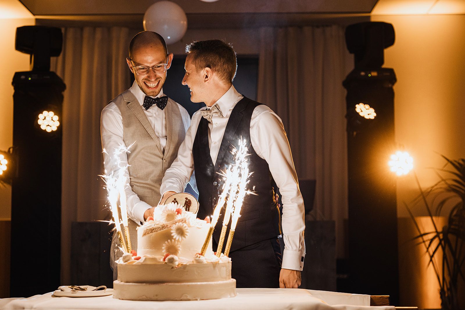 Huwelijk Maarten en Matthias. 
Samen snijden ze de bruidstaart aan voor het feest begint in feestzaal t'Hoornaerts, Kachtem, Izegem