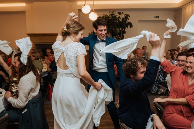 Dansfeest tijdens een bruiloft in Feestzaal t'Hoornaerts in Kachtem, Izegem. 
