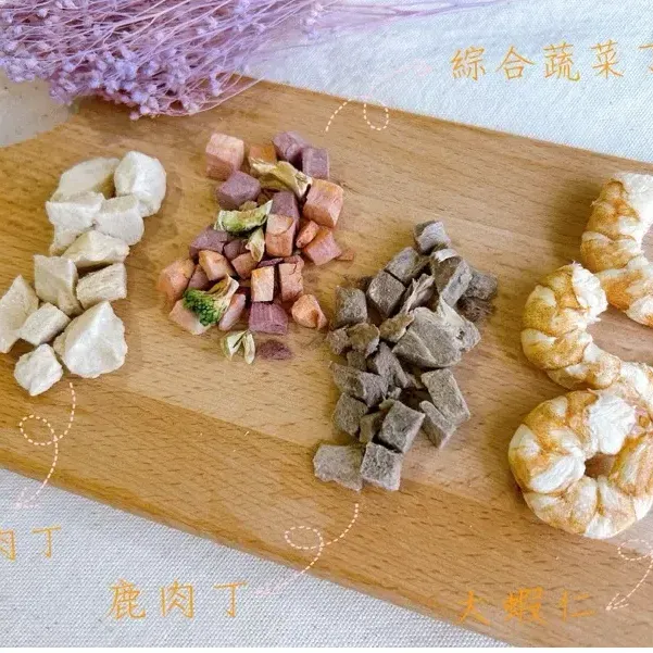 架子上擺滿了寫有中文的食物袋