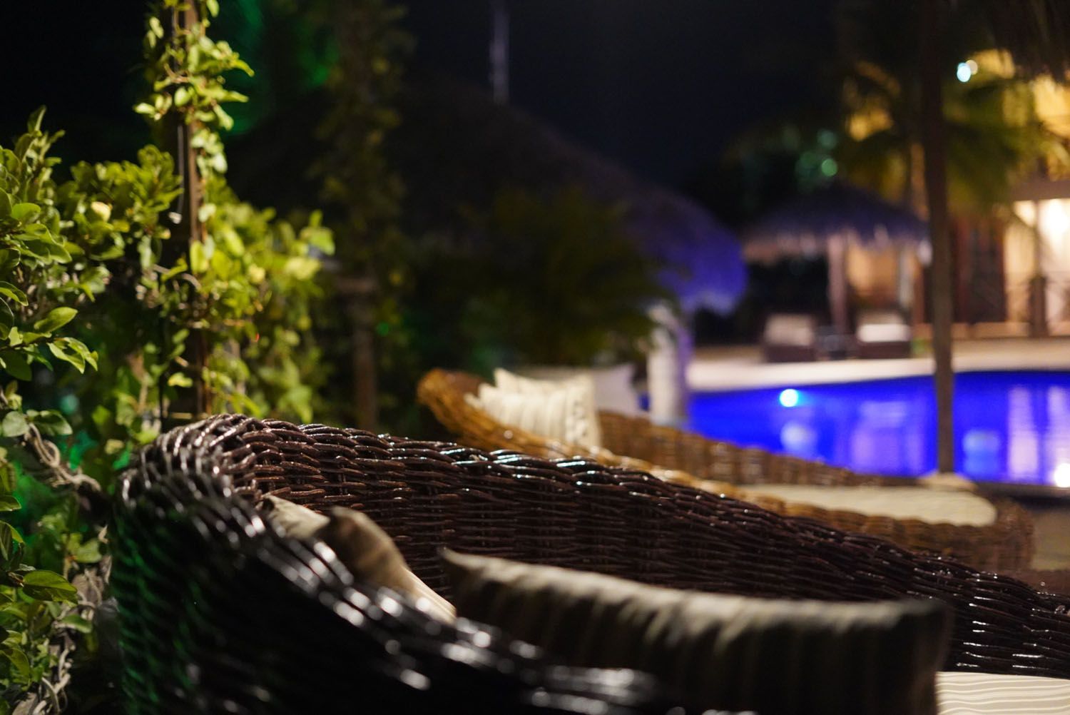 Uma casa grande com uma piscina na frente