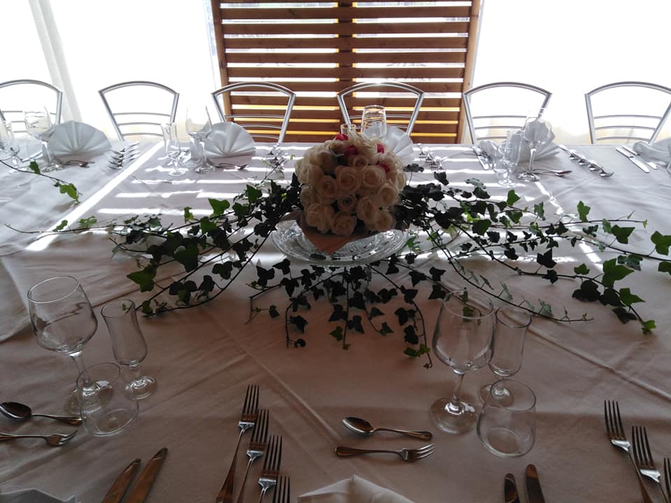 brindisi con calici di champagne durante un ricevimento