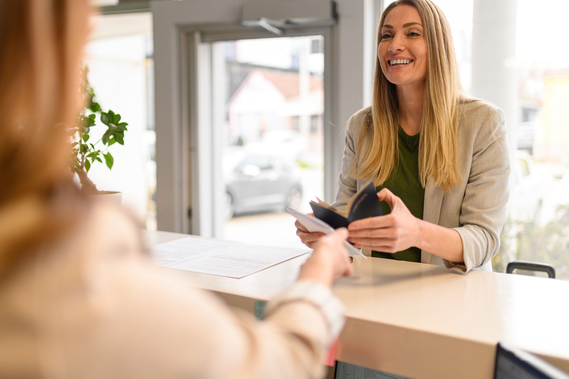 Rincón acogedor con dos sillas de madera y una lámpara de pie en un espacio minimalista