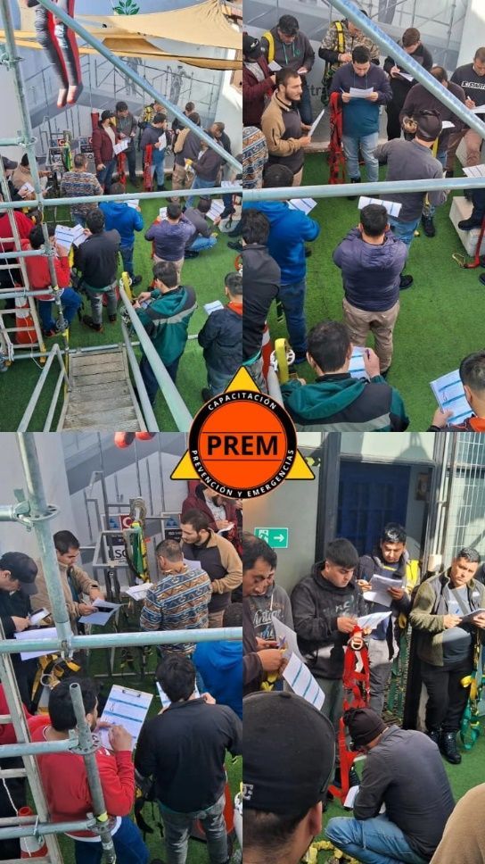 Personas con diversos atuendos de trabajo se encuentran en un entorno de capacitación.