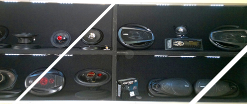 Un montón de altavoces están alineados en un estante