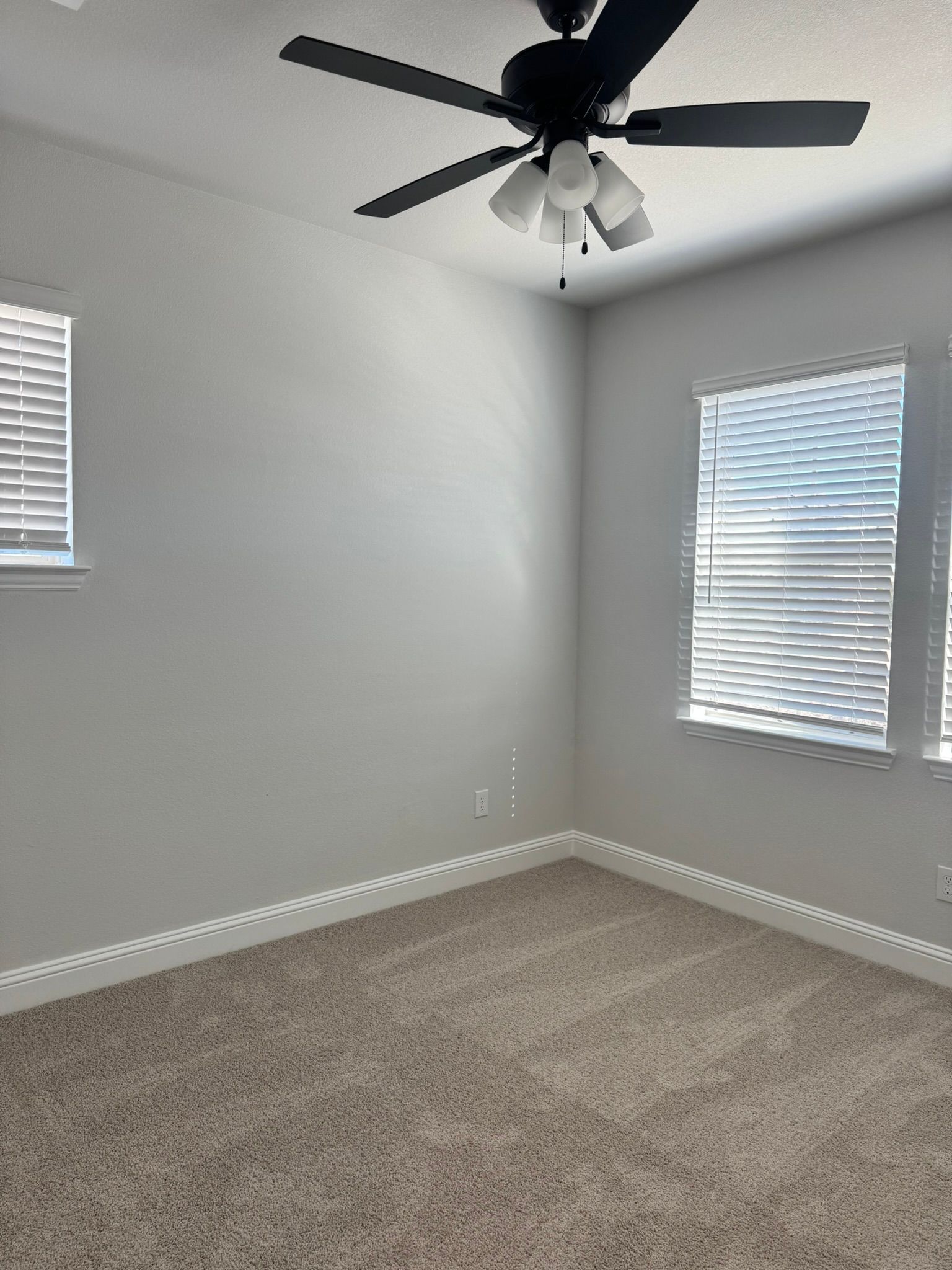 Before:A spacious and empty luxurious bedroom in a townhome located in Plano, Texas.