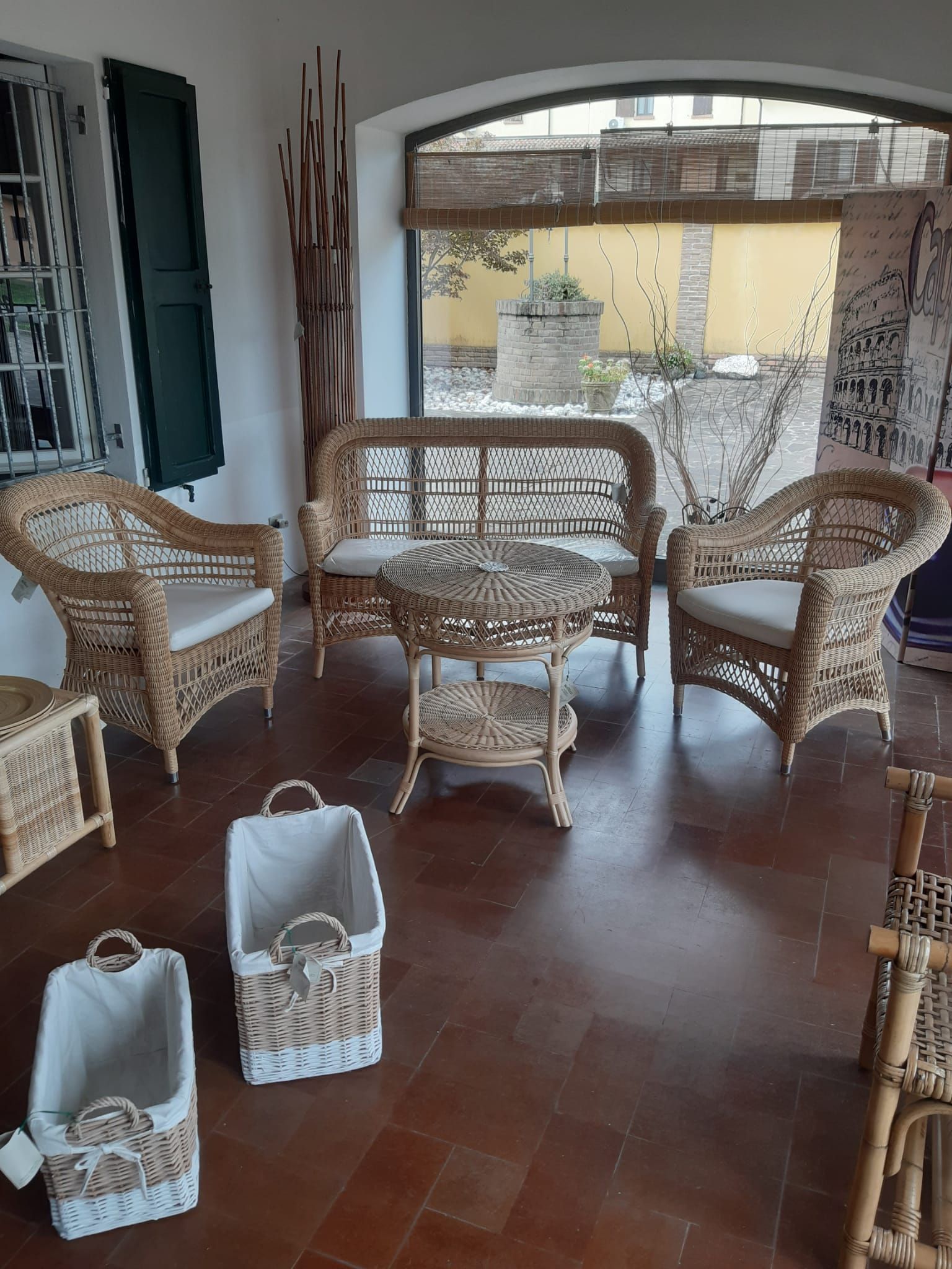 Un soggiorno con mobili in vimini e cestini sul pavimento
