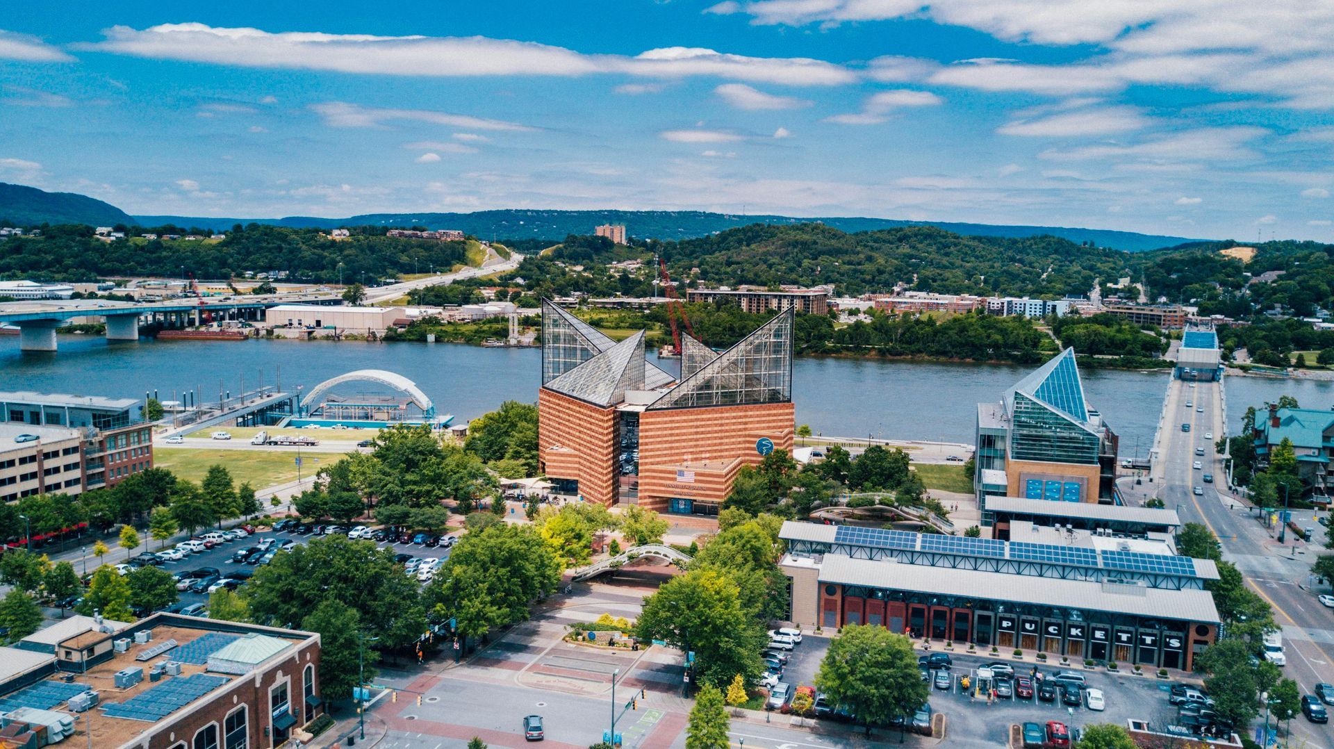 Aerial view of Chattanooga, Tennessee, with the Tennessee River and buildings including the Hunter Museum and Aquarium.