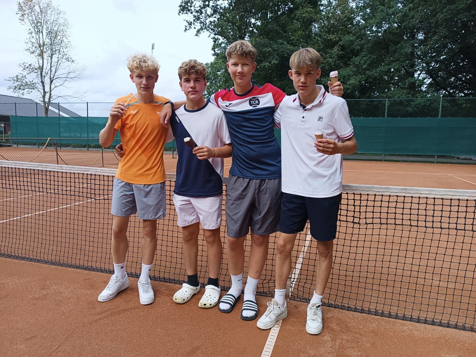 Henk Richter, Franco Bergdorf, Jakobus Meyer und Luis Dämmer feiern ihren Aufstieg in die Bezirksklasse
