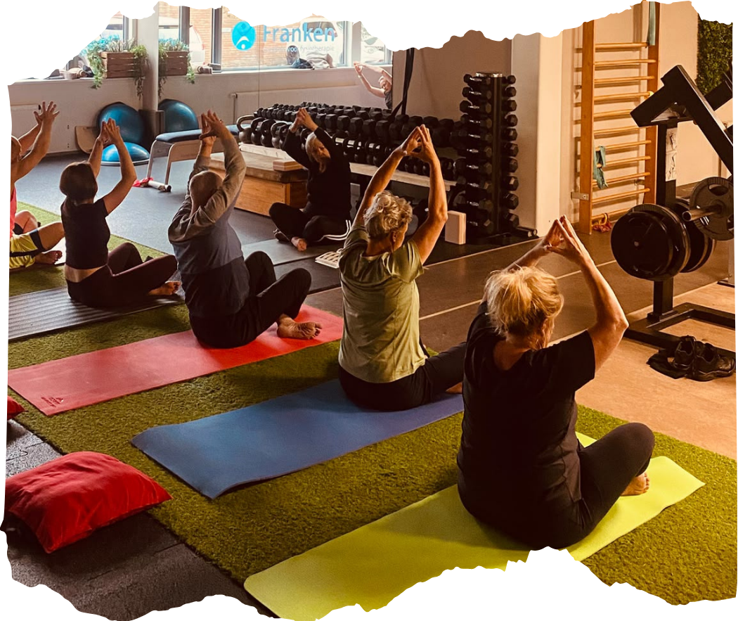 Vrouw voert heupstoten uit met een halter in een sportschool, liggend op een bankje op kunstgras.