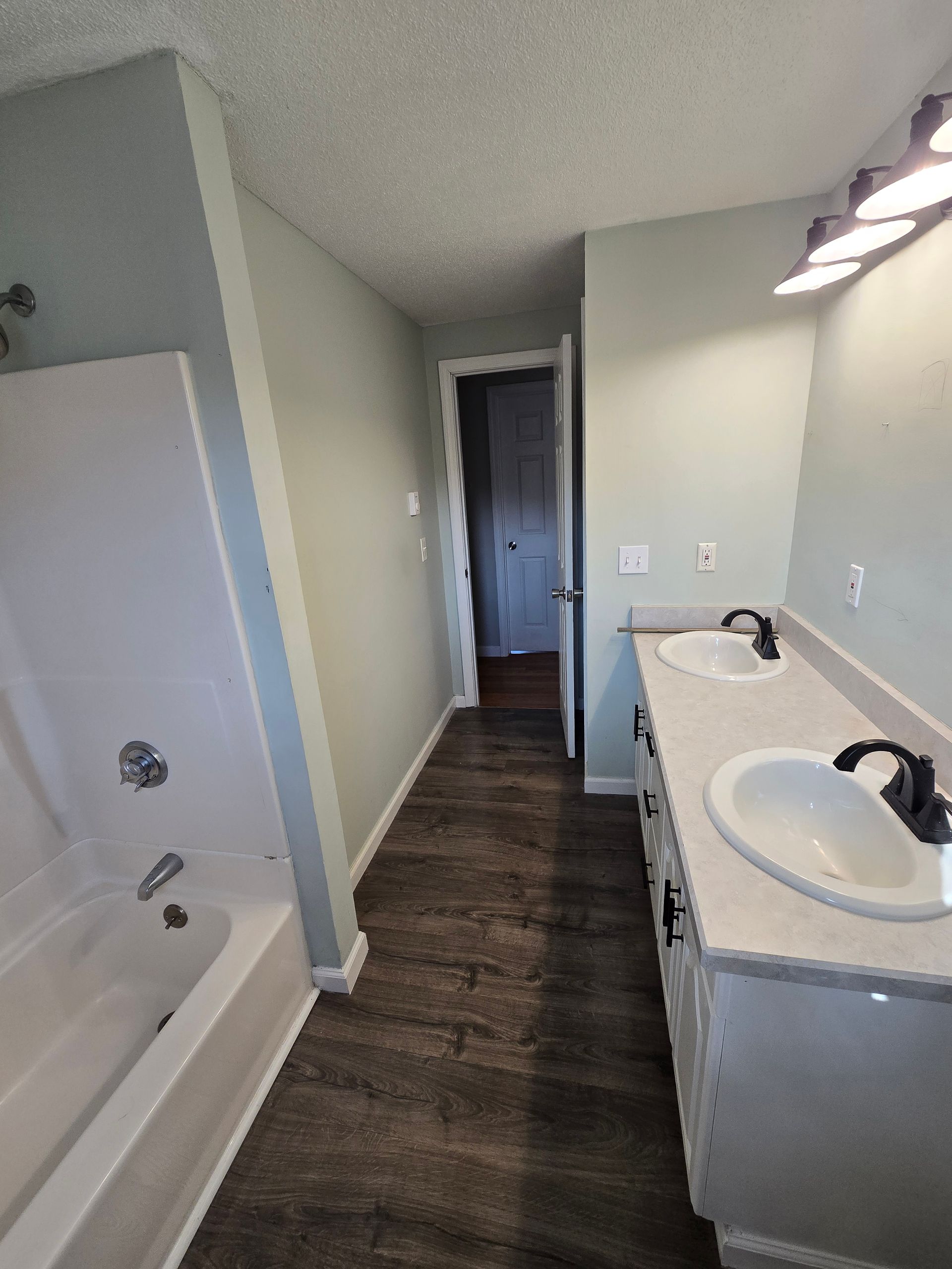 A bathroom with two sinks and a bathtub.