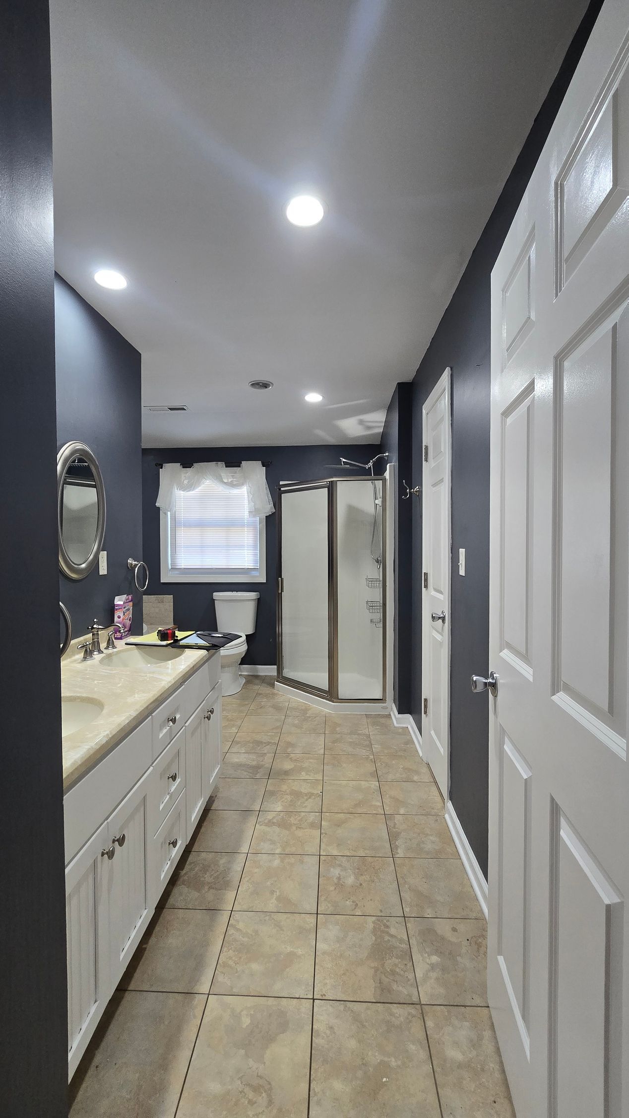 Long narrow bathroom,