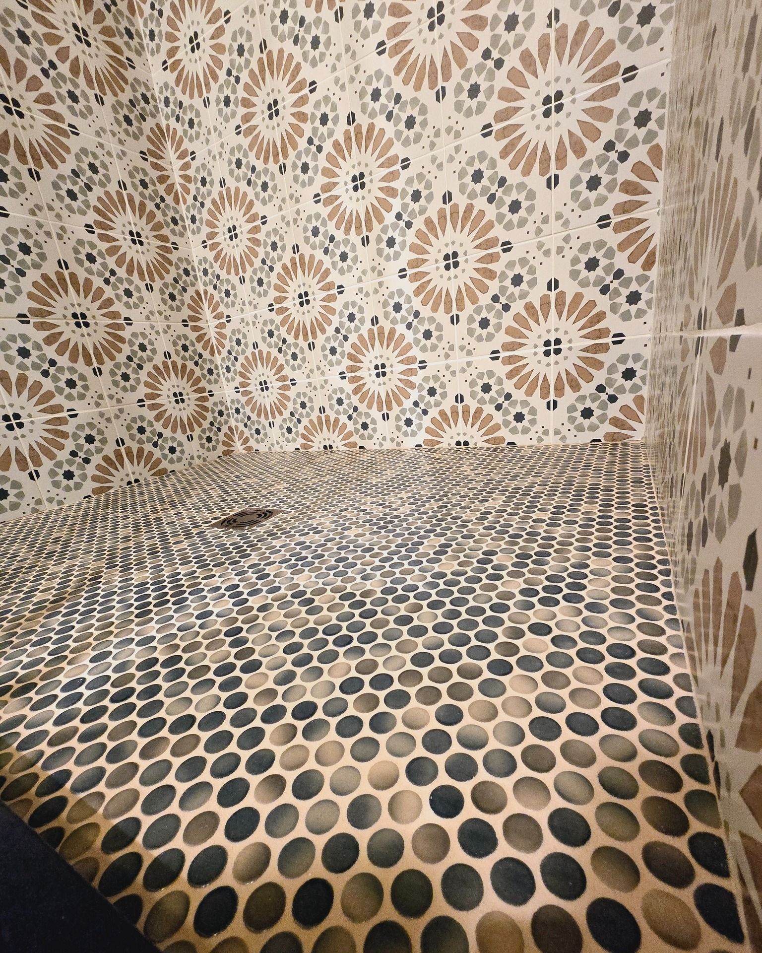 A bathroom with a circular pattern on the floor