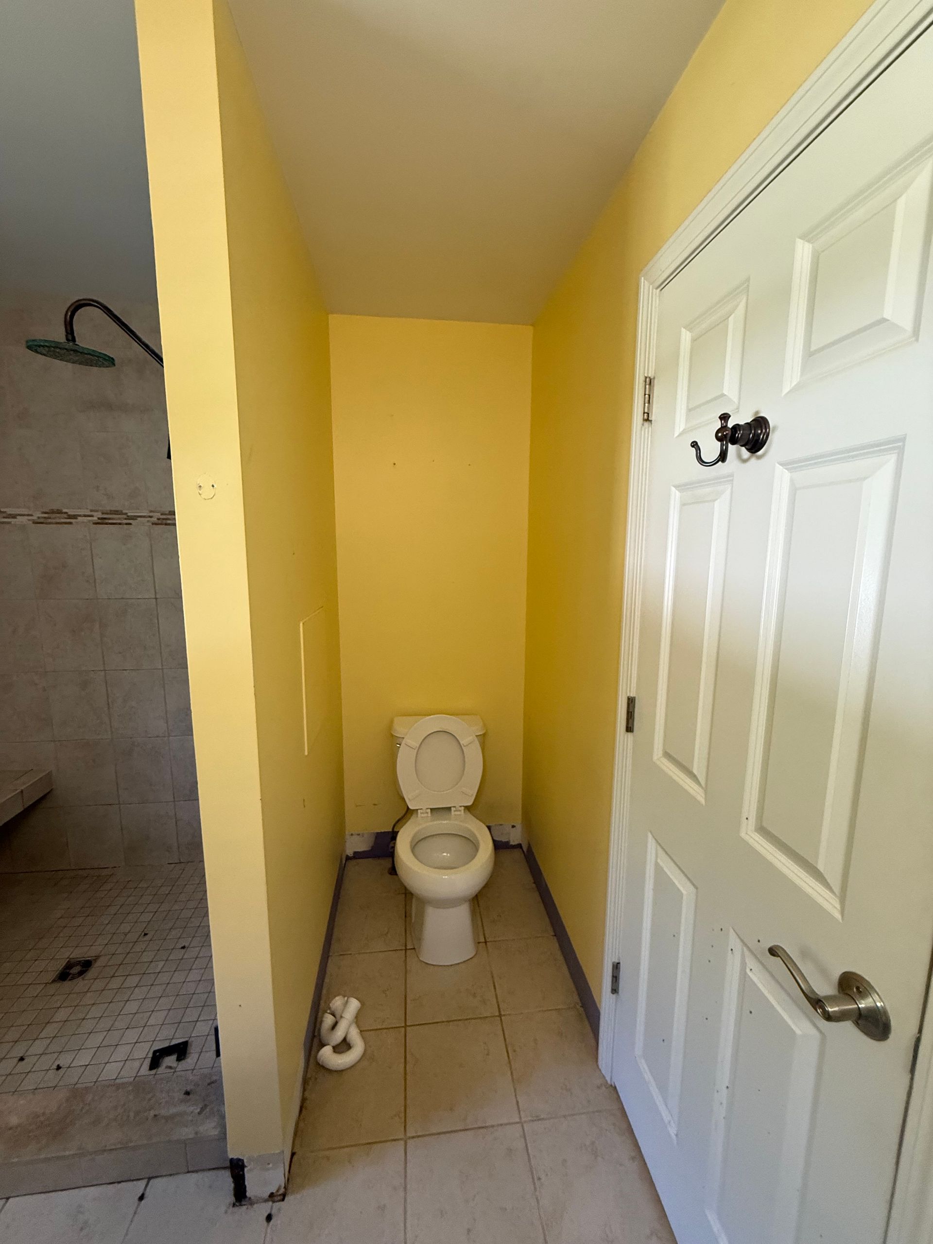 A bathroom with a tub , toilet , sink and mirror.
