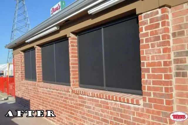 A brick building with a sign that says bud 's on it