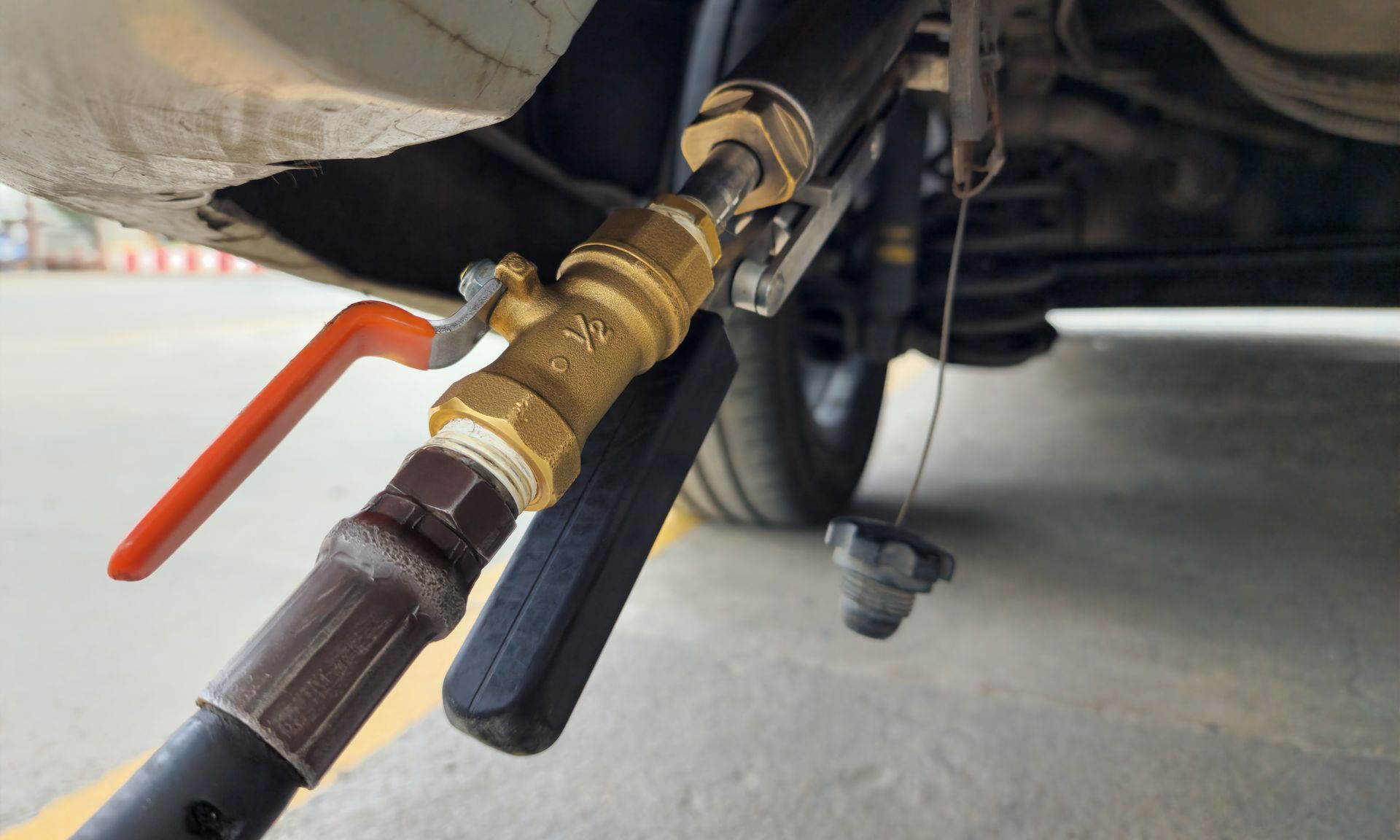 Un'auto viene rifornita di benzina in una stazione di servizio.