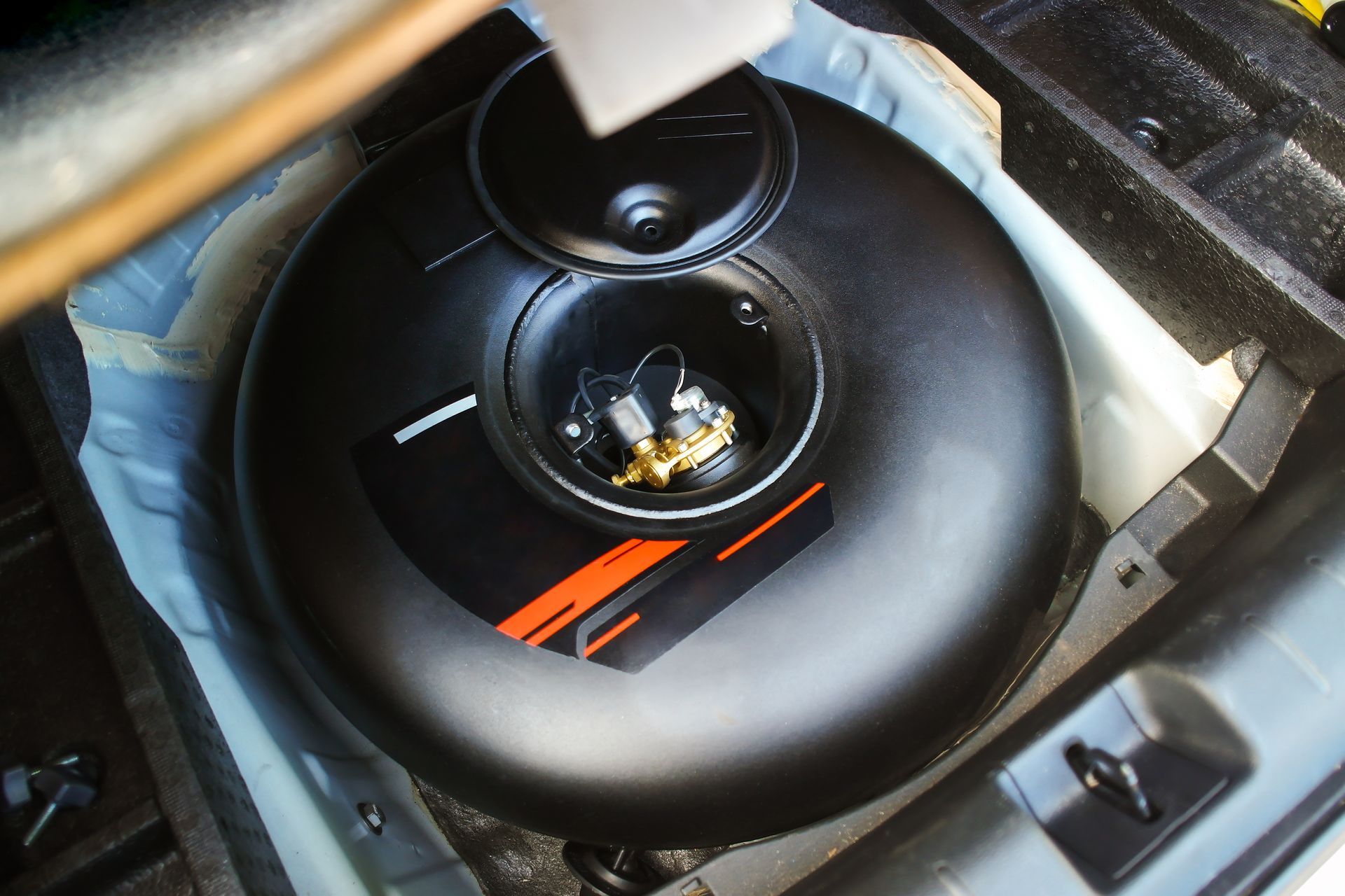 Un serbatoio di benzina è nel bagagliaio di un'auto