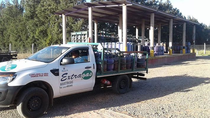 Un camión de reparto blanco con la marca 